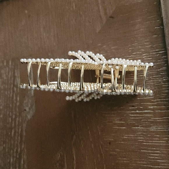 Pearl and gold butterfly hair clip - Picture 4 of 4